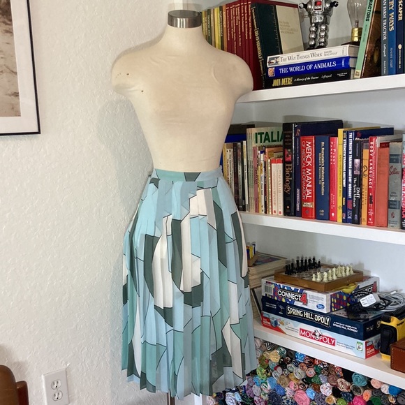 Ann Taylor Geo Pleated Skirt Size 10 Pleated skirt🌸 - Picture 5 of 11